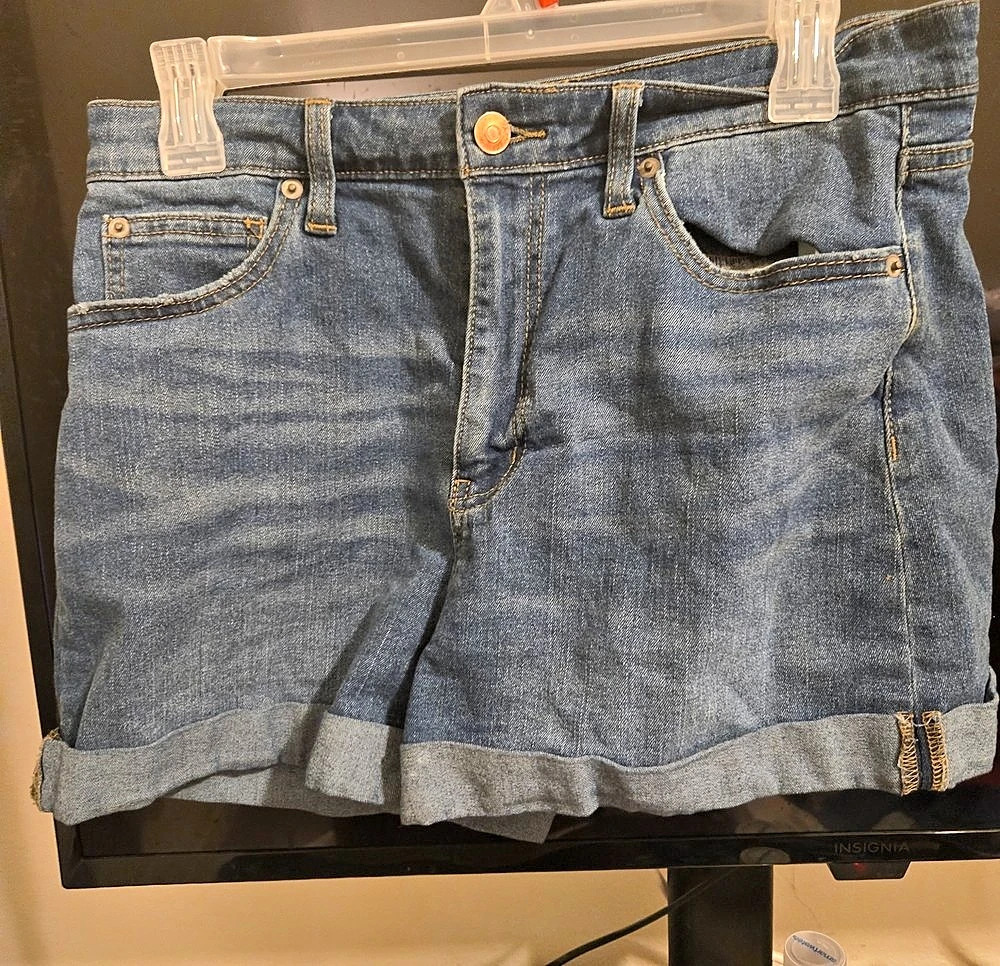 Denim Cuffed Jean Shorts in Blue